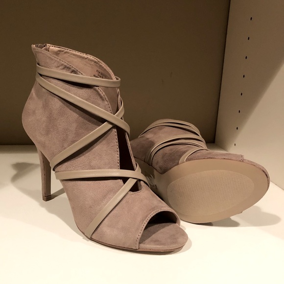 JOURNEE Collection Samara Strappy Bootie - Picture 7 of 10